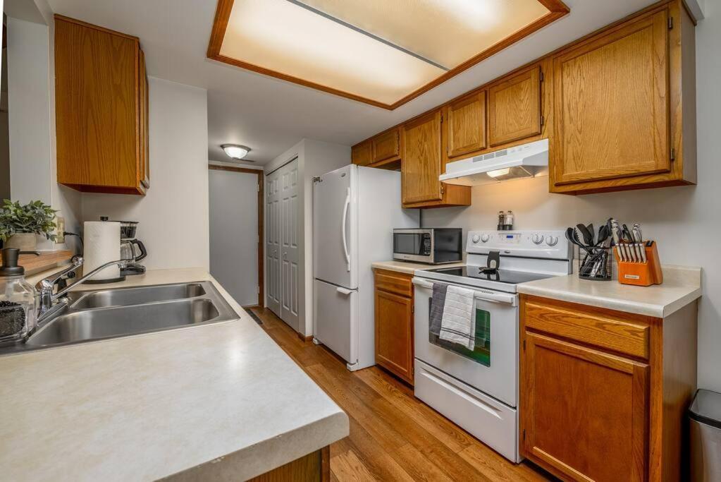 Family Friendly And Quite 2 Bedroom Condo Close To Fun Fort Wayne Exterior photo